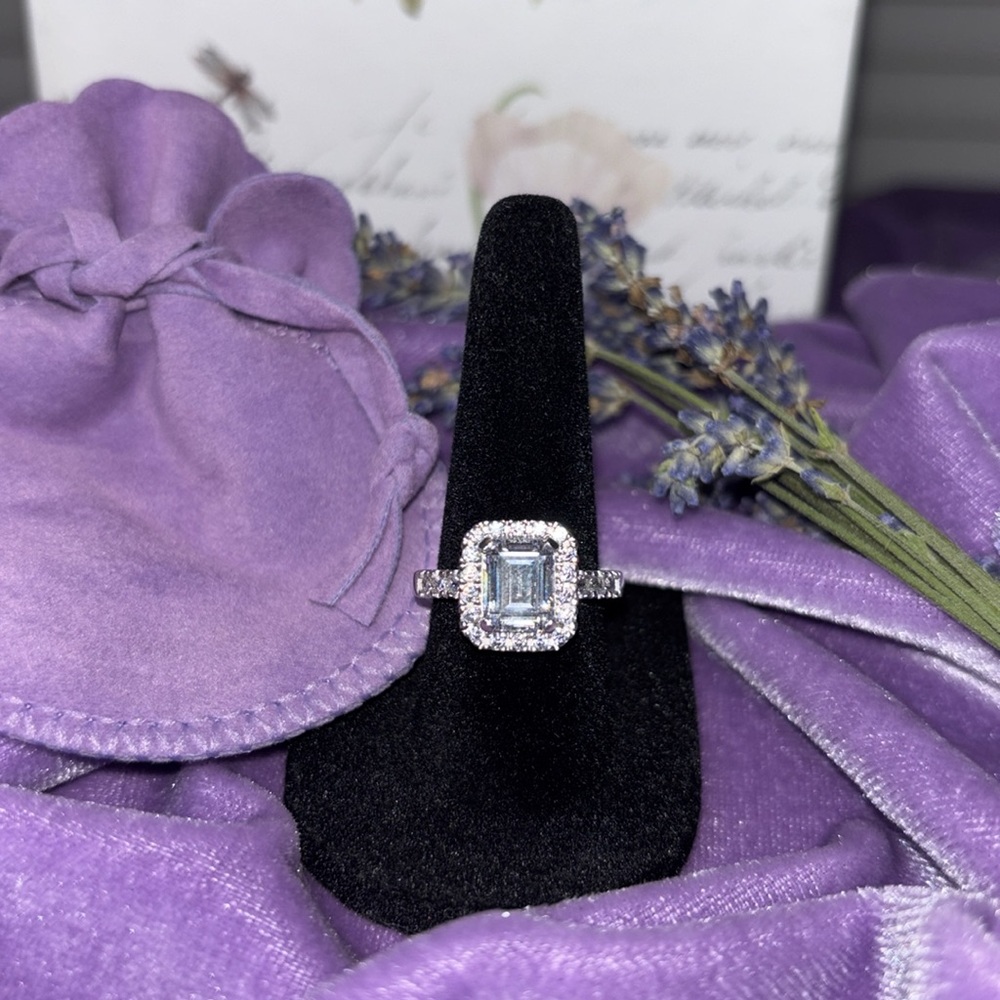 💍 ✈️ 💎 Exquisitely crafted! - Travel Ring Emerald cut Ring. So beautiful #EA39